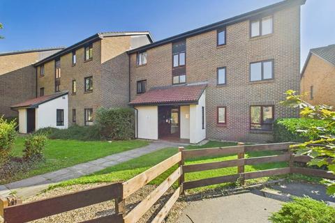 Foxwood Close, Feltham, Middlesex, TW13 2 bed apartment for sale