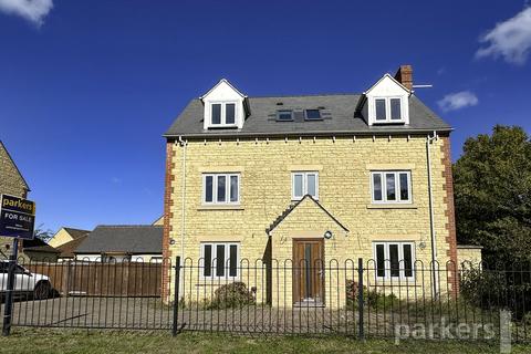 Cherry Tree Way, Witney, Oxfordshire... 4 bed detached house for sale