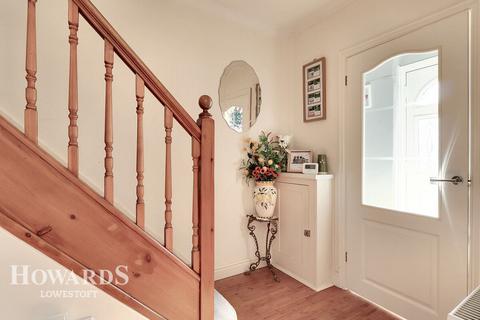 Carlton Road, Lowestoft 3 bed terraced house for sale