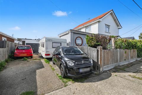 Westcliff Gardens, Canvey Island SS8 3 bed house for sale