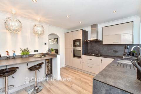 Walnut Tree Close, Hayling Island... 3 bed semi