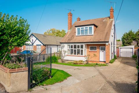 London Road, Rayleigh SS6 3 bed detached house for sale