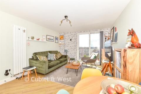 Goldsmith Avenue, Southsea, Hampshire 2 bed apartment for sale