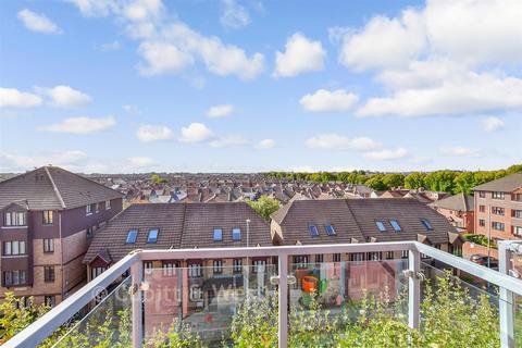 Goldsmith Avenue, Southsea, Hampshire 2 bed apartment for sale