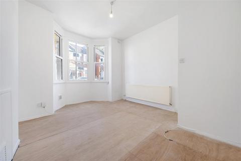 Harpenden Road, West Norwood, SE27 2 bed flat for sale