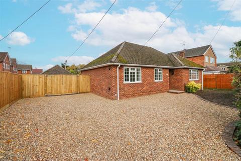 Pine Grove, Fleet GU52 3 bed detached bungalow for sale