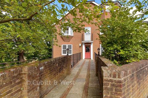 Upper Bridge Road, Redhill, Surrey 1 bed flat for sale
