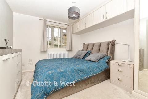 Chipstead Close, Belmont, Sutton, Surrey 2 bed ground floor flat for sale