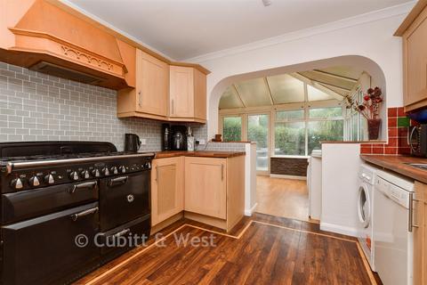 Picquets Way, Banstead SM7 3 bed semi