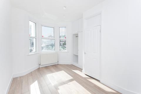 Northwood Road, Thornton Heath... 2 bed flat for sale