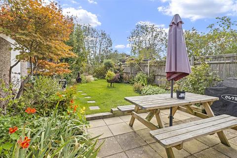 Millstream Gardens, Polegate BN26 2 bed semi