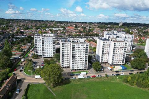 Navestock Crescent, Woodford Green IG8 2 bed flat for sale