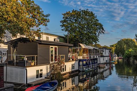 Swan Island,  Strawberry Vale... 2 bed houseboat for sale