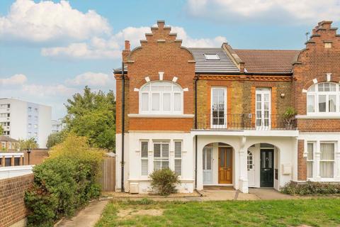 Bedford Hill, London SW12 2 bed maisonette for sale