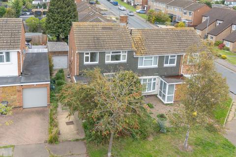 Highlands Avenue, Northampton NN3 3 bed semi