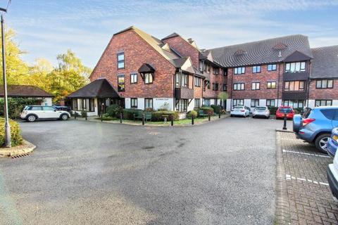 Flat, Blackthorn Court, Chestnut... 1 bed apartment for sale