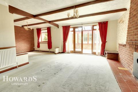 Manor Park Road, Corton 3 bed detached house for sale