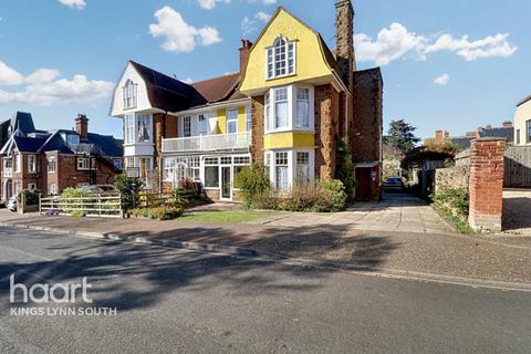 Boston Square, Hunstanton 5 bed semi