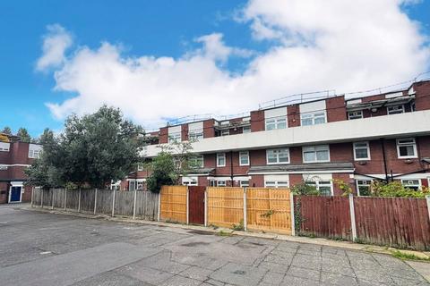 Flat 11 Farnham Court, Holmleigh Road... 2 bed flat for sale