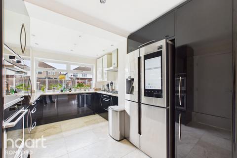 Don Way, Romford, RM1 4YR 3 bed semi