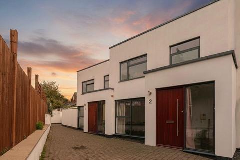 La Rose Lane, London 3 bed terraced house for sale