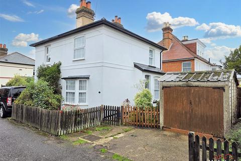 Magazine Place, Leatherhead KT22 2 bed semi