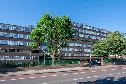 Garratt Lane, Tooting, London, SW17 3 bed flat for sale