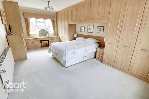 Oakleafe Gardens, Barkingside 4 bed end of terrace house for sale