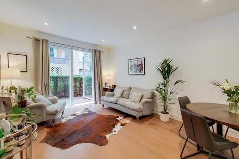 Merlin Court, Tizzard Grove, London, SE3 3 bed flat for sale