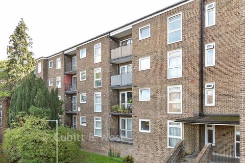 Westmoreland Drive, Sutton, Surrey 2 bed flat for sale