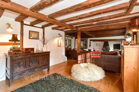 Billingshurst Road, Billingshurst... 2 bed semi