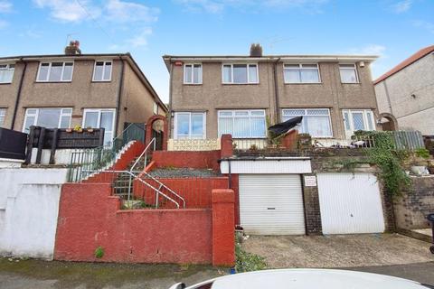 East Grove Road, Newport 3 bed semi