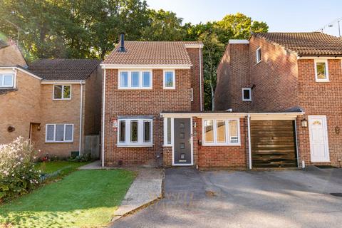 Mountbatten Close, Crawley RH11 3 bed detached house for sale