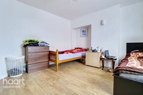 Osborne Square, Dagenham 2 bed terraced house for sale