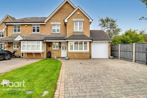 Kershaw Close, Hornchurch 3 bed semi