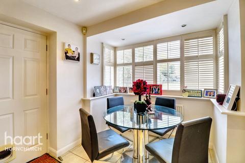 Kershaw Close, Hornchurch 3 bed semi