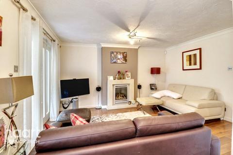 Kershaw Close, Hornchurch 3 bed semi