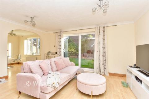 Turner Close, Kemsley, Sittingbourne... 3 bed semi