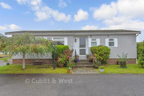 Oaktree Close, Bognor Regis, West Sussex 2 bed park home for sale