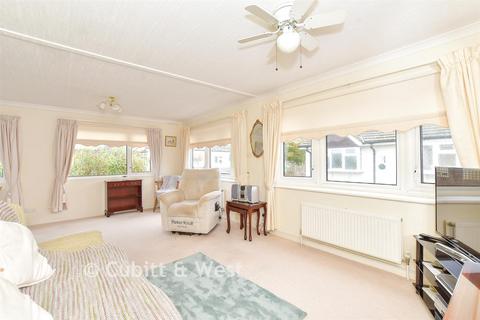 Oaktree Close, Bognor Regis, West Sussex 2 bed park home for sale