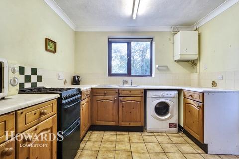 Badgers Holt, Lowestoft 3 bed detached house for sale