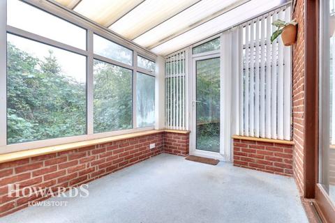 Badgers Holt, Lowestoft 3 bed detached house for sale