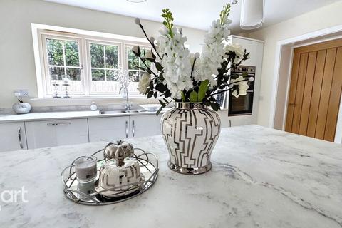 Halcyon Drive, Coates 4 bed chalet for sale