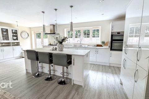 Halcyon Drive, Coates 4 bed chalet for sale