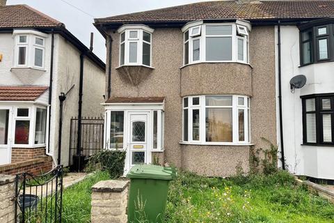 Southern Way, Romford 3 bed end of terrace house for sale