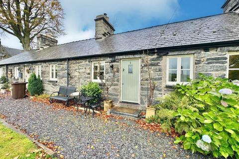 Bryn Ysgol, Ysbyty Ifan, Betws