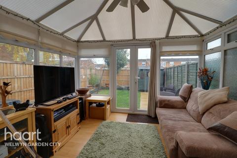 Wallers Way, HODDESDON 3 bed semi