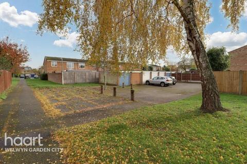 Wallers Way, HODDESDON 3 bed semi