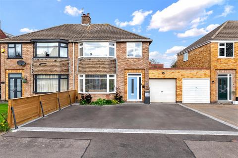 Cowdray Close, Leamington Spa 3 bed semi