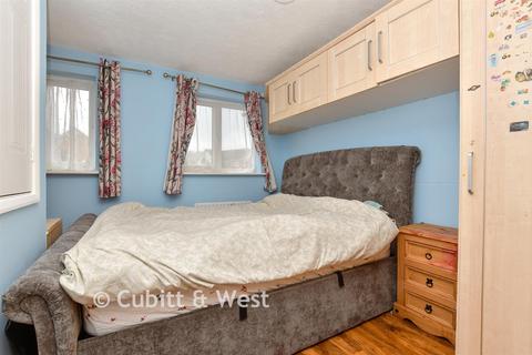 Kelvin Gardens, Croydon, Surrey 2 bed terraced house for sale
